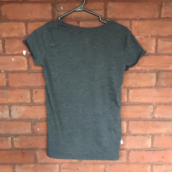 ✨3 for 20✨ Garage tee - Picture 2 of 2